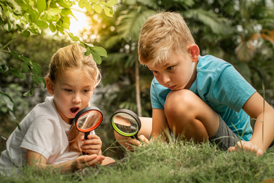 Kreativ spielen im Garten: Los, Kinder, ab nach draußen!