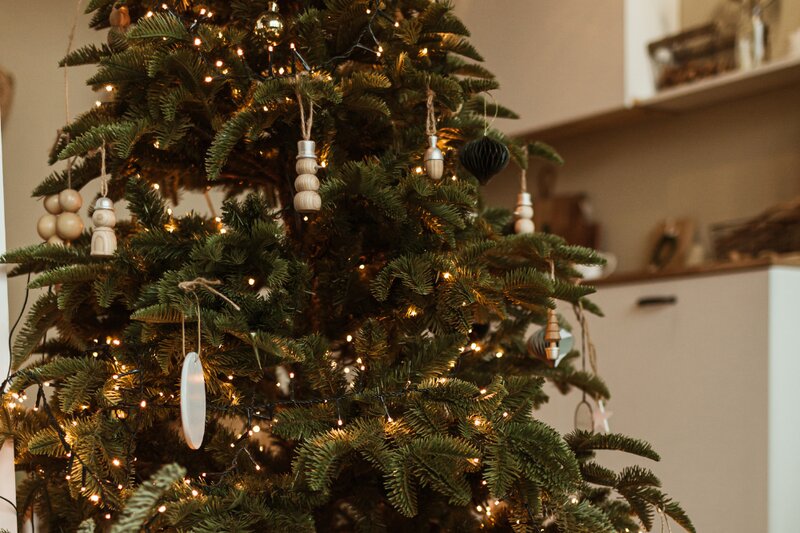 Wie viele Lichter gehören in den Weihnachtsbaum?